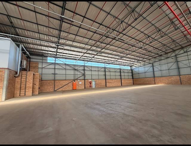 1,765M² WAREHOUSE TO LET IN AIRPORT PARK